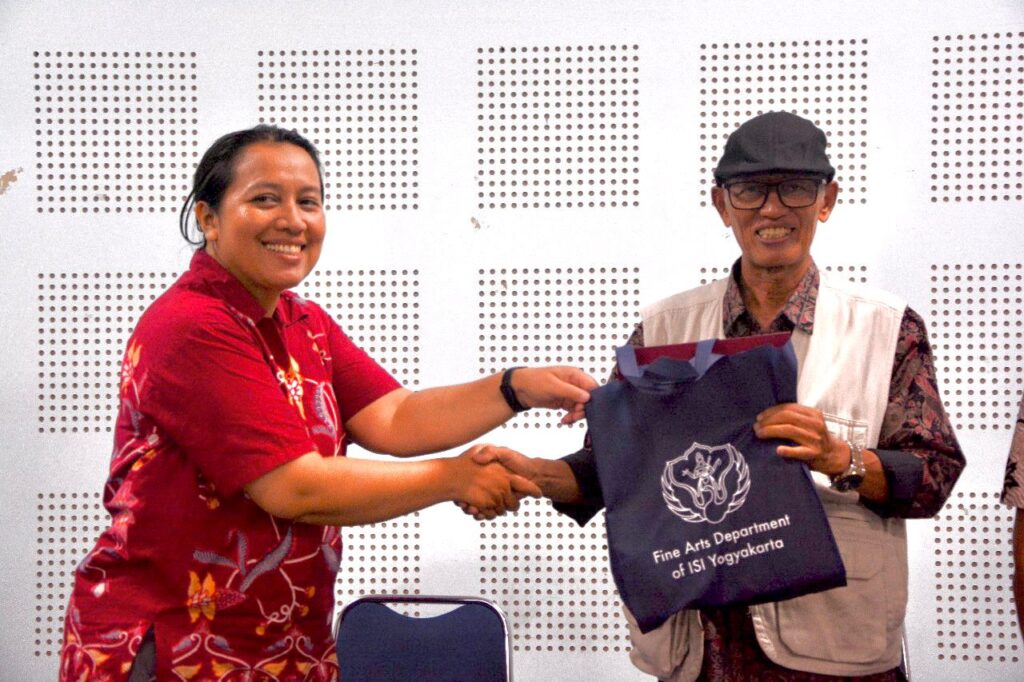 Guest Lecture Pak Mujirun, Engraver Pengukir Desain Uang Kertas, Kelas Studio Orientasi Profesi (SOP), Ruang Audio Visual, Gedung Seni Murni, Prodi Seni Murni, FSRD ISI Yogyakarta. 12 September 2025, Link terkait : https://fsrd.isi.ac.id/mujirun-engraver-berbagi-perjalanan-karier-dan-seni-di-kelas-studi-orientasi-profesi/