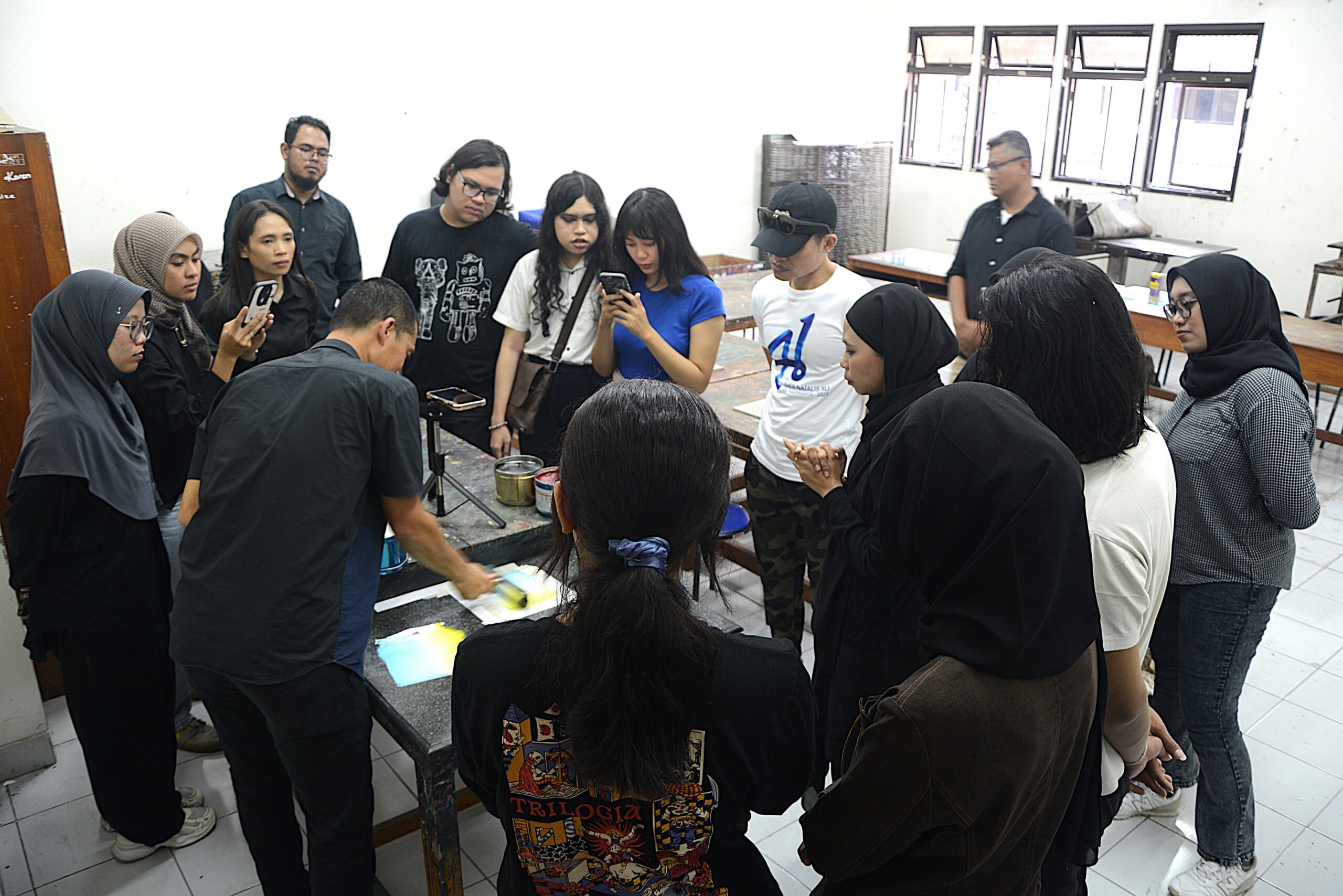 WORKSHOP KARYA SENI GRAFIS MONOTYPE OLEH UITM MALAYSIA, PESERTA MAHASISWA DAN DOSEN, KOLABORASI PRODI SENI MURNI ISI YOGYAKARTA DAN UITM MALAYSIA, DI STUDIO CETAK TINGGI PRODI SENI MURNI FSRD ISI YOGYAKARTA, 3 JULI 2025