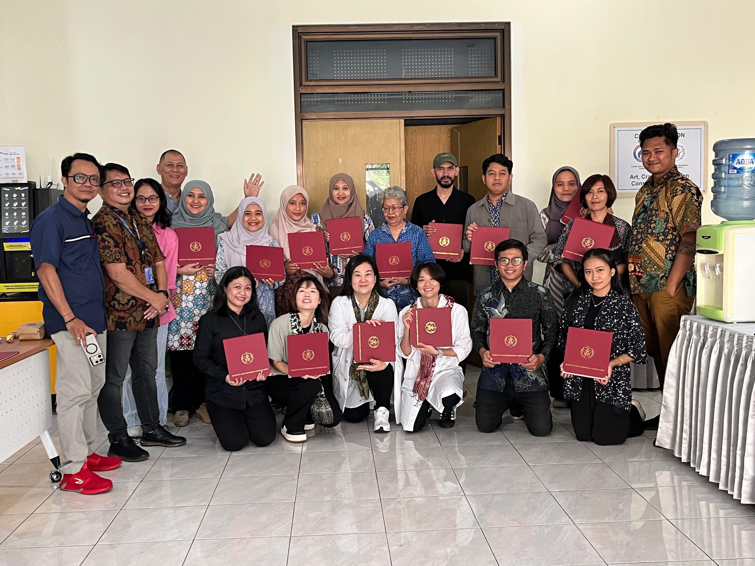 "WORKSHOP RESTORATION SKILL" UNTUK DOSEN SENI RUPA OLEH CHENG SHIU UNIVERSITY TAIWAN, KOLABORASI ANTARA PROGRAM STUDI SENI MURNI, KONSERVASI SENI, SENI KRIYA, TATA KELOLA SENI, CONSERVATION CHENG SIU UNIVERSITY DAN MUSEUM AFFANDI, DI GEDUNG AJIYASA FAKULTAS SENI RUPA DAN DESAIN ISI YOGYAKARTA, 25 JULI - 1 AGUSTUS 2025